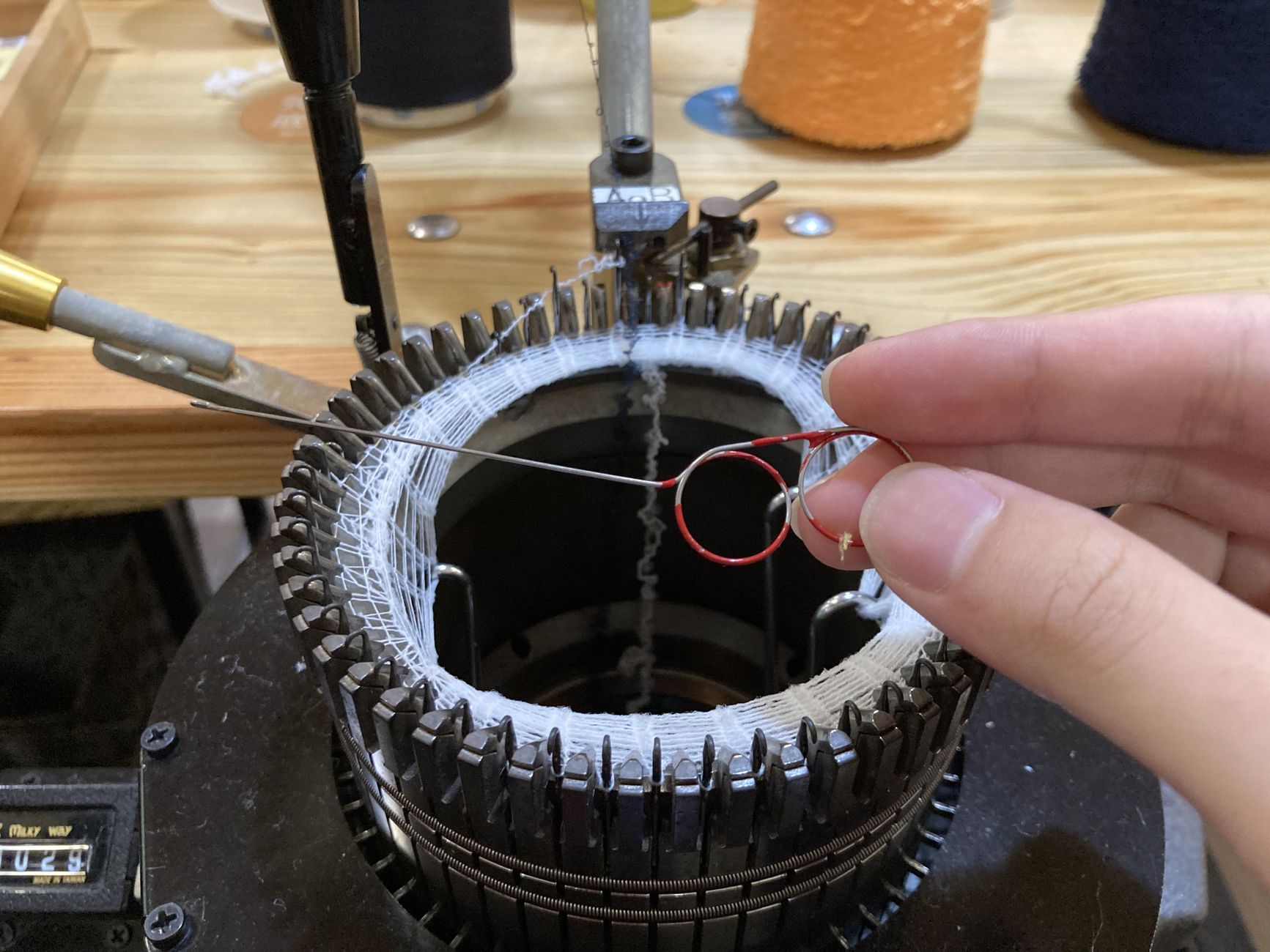 Industrial knitting machine with loopback fleece on the needles